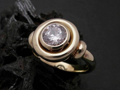 Gold Ring charismatisch Gold 585 Zirkonia Goldring Gr. 55 Hersteller Juwelier Harnisch bis Gr. 56/18. Der Ring hat einen zentralen Zirkonia-Stein in einer eleganten Fassung.