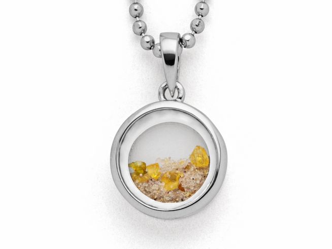 Sterling Silber Anhänger Sandsturm II mit Strandsand und Bernstein, eingefasst in einem runden Design, ideal für stilvolle Akzente. Schlichtes, elegantes Schmuckstück aus der DUR Kollektion.