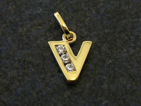 Goldener Anhänger in Form des Buchstabens V, verziert mit drei Zirkonia, Hersteller Juwelier Harnisch. Ideal als persönliches Schmuckstück oder Geschenk.
