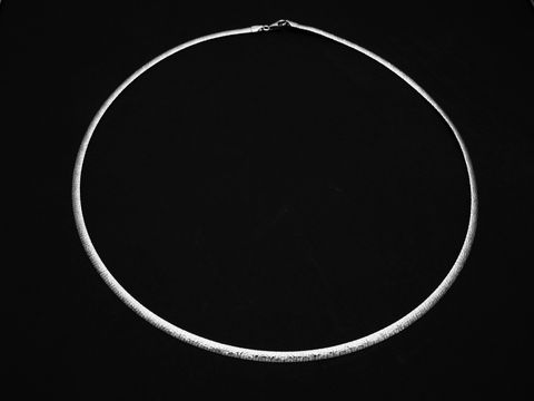 Silber Omega Reifen Tonda aus Sterling Silber, glitzernd, 45 cm lang, hergestellt von Juwelier Harnisch, elegantes Collier für besonderen Anlass.