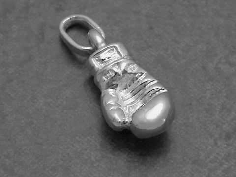 Hängender Boxhandschuh aus Sterling Silber von Juwelier Harnisch, sportliches Design für Sportliebhaber, ideal als Schmuckstück oder Geschenk für Boxfans.