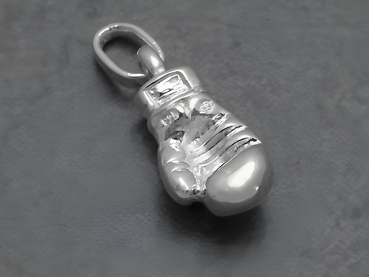 Hängender Boxhandschuh aus Sterling Silber von Juwelier Harnisch, sportliches Design für Sportliebhaber, ideal als Schmuckstück oder Geschenk für Boxfans.