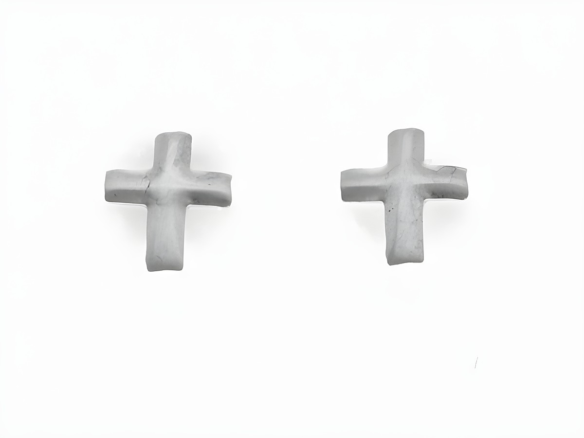 Ohrringe Kreuz aus Silber 925, klassisch gestaltet, Hersteller Juwelier Harnisch, Ohrstecker ohne Stein in schlichter und zeitloser Form.