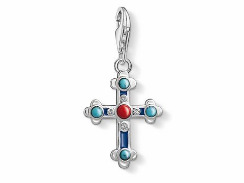 Charm-Anhänger Kreuz aus Silber von Thomas Sabo mit bunten Steinen in Rot, Blau und Grün, ein elegantes Schmuckstück, das Glauben symbolisiert und vielseitig tragbar ist.