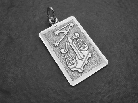 Sternzeichen Anhänger aus rhodiniertem Sterling Silber im Rechteck-Design mit dem Symbol der Waage und dekorativen Sternen. Hersteller: Juwelier Harnisch.