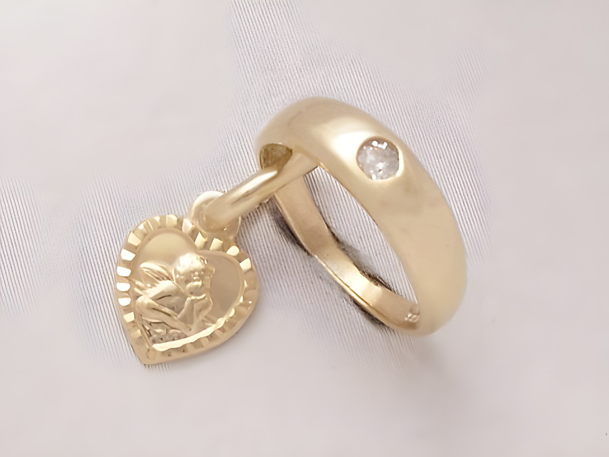 Taufring aus Gold 333 mit einem Schutzengel in Herzform und einem Zirkonia, Hersteller: Juwelier Harnisch, das Schmuckstück verbindet Symbolik und elegantes Design.