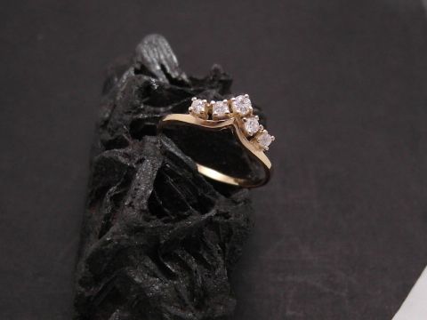 Gold Ring - wunderschön - Gold 333 - Zirkonia - Gr. 57, Hersteller: Juwelier Harnisch, bis Gr. 58/18,5. Der Ring hat ein elegantes Design mit funkelnden Zirkonia-Steinen.