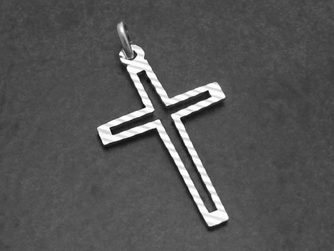 Flaches dezentes Silber Kreuz als Anhänger mit einem Muster, hergestellt von Juwelier Harnisch. Ideal für den modischen Akzent an Halsketten oder Armbändern.