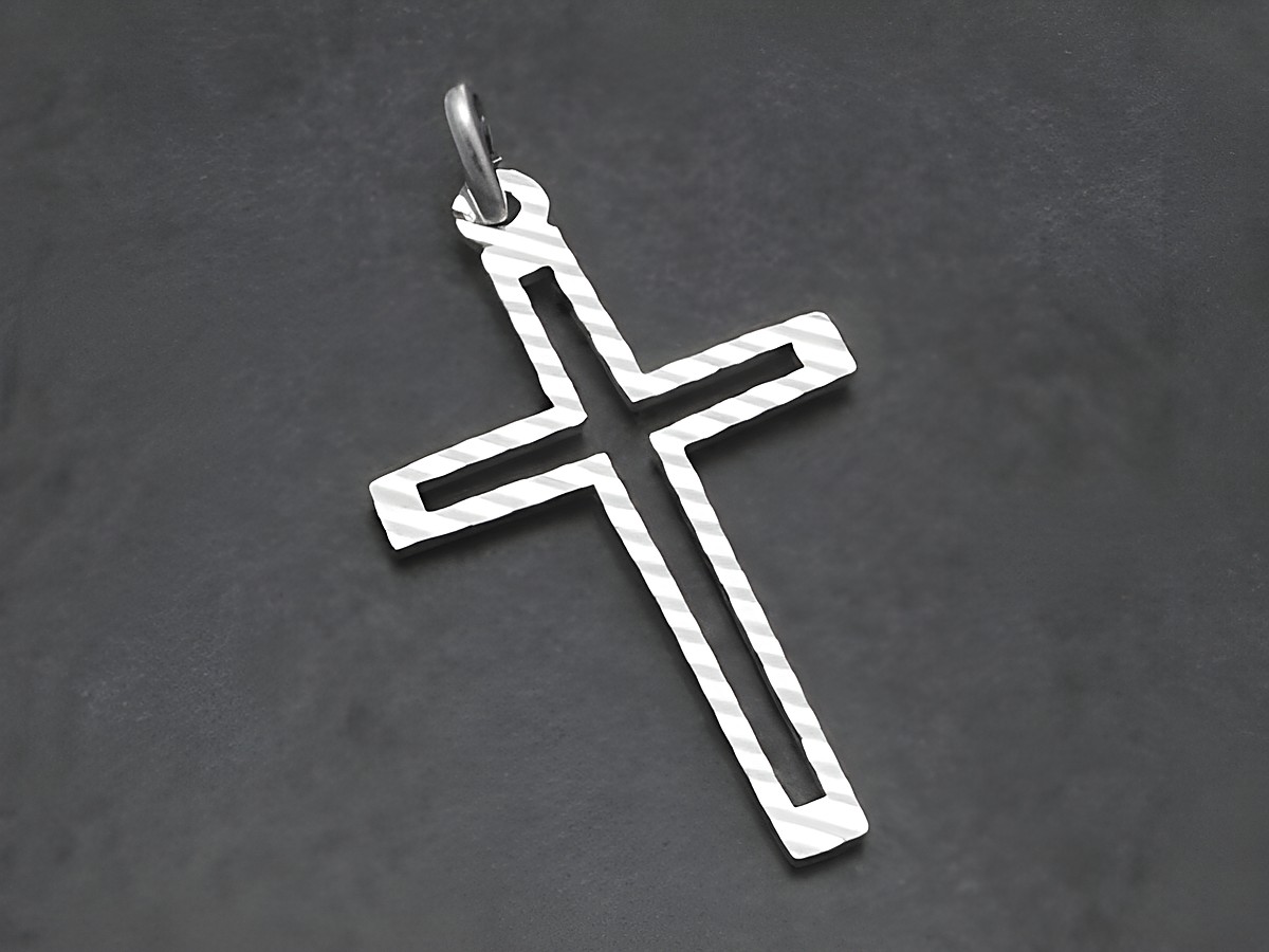 Flaches dezentes Silber Kreuz als Anhänger mit einem Muster, hergestellt von Juwelier Harnisch. Ideal für den modischen Akzent an Halsketten oder Armbändern.