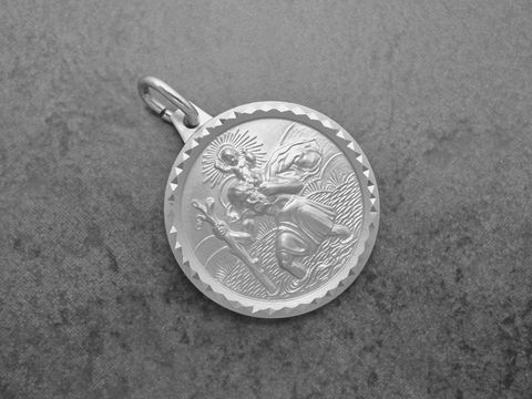 Rundanhänger aus rhodiniertem Sterling Silber mit dem Motiv des heiligen Christophorus, dem Schutzpatron. Detailreiche Gravur, glänzende Oberfläche, elegant und ansprechend.