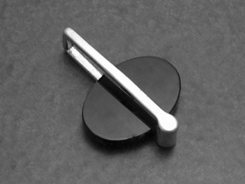 Silber Anhänger ECHT Onyx Schwarz in modernem Design, hergestellt von Juwelier Harnisch, zeigt eine elegante Form mit einem glänzenden, schwarzen Onyxstein.