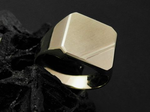 Goldring vielseitig Gold 375 Größe 59 Hersteller Juwelier Harnisch bis Größe 60/19 mit rechteckigem Design und mattem Oberflächenfinish auf schwarzem Untergrund.