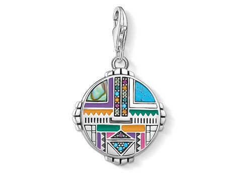 Charm-Anhänger von Thomas Sabo mit mehrfarbigen Elementen und Sonnensymbol, im Vintage Ethno-Stil, detailreich gestaltet mit verschiedenen Steinen und Mustern.