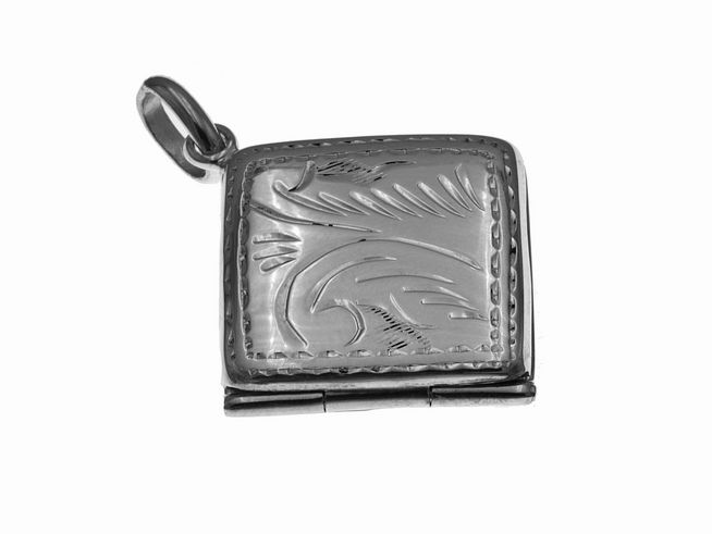 Quadratisches Medaillon aus 925 Sterling Silber, elegant und kunstvoll graviert, Hersteller Juwelier Harnisch, mit einem praktischen Aufklappmechanismus, ideal als Schmuckstück oder Geschenk.