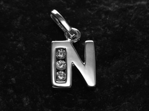 Silber rhodiniert Anhänger in Form des Buchstabens N mit drei Zirkonia. Hersteller ist Juwelier Harnisch. Ideal als persönlicher Schmuck oder Geschenk.