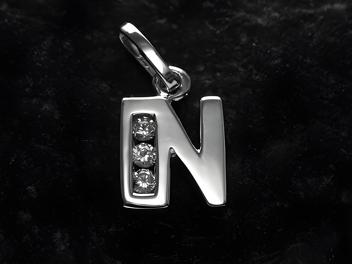 Silber rhodiniert Anhänger in Form des Buchstabens N mit drei Zirkonia. Hersteller ist Juwelier Harnisch. Ideal als persönlicher Schmuck oder Geschenk.