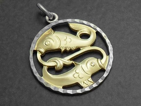 Ein hochwertiger Anhänger aus 925 Sterling Silber mit vergoldeten Fischen, die das Sternzeichen Fische symbolisieren. Hersteller ist Juwelier Harnisch.