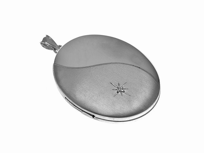 Silber Medaillon oval zauberhaft mit Diamant und teilmattierter Oberfläche vom Hersteller Juwelier Harnisch. Elegantes Design, ideal für besondere Anlässe.