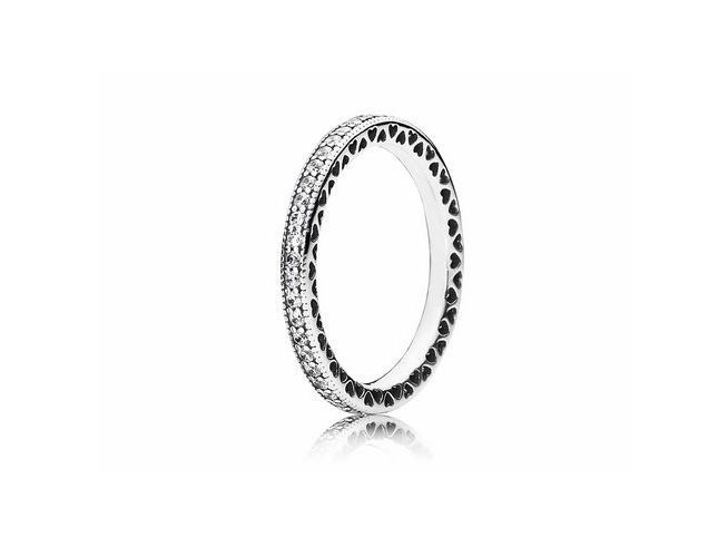 Der Ring von Pandora besteht aus Sterling Silber, hat eine Größe von 64, ist mit funkelndem Zirkonia besetzt und zeigt ein Design mit Herzen.