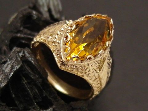 Nostalgischer Goldring aus Gold 585 in Größe 50 mit einem kunstvollen Design und einem leuchtenden, goldfarbenen Stein, hergestellt von Juwelier Harnisch, bis Größe 50/16.