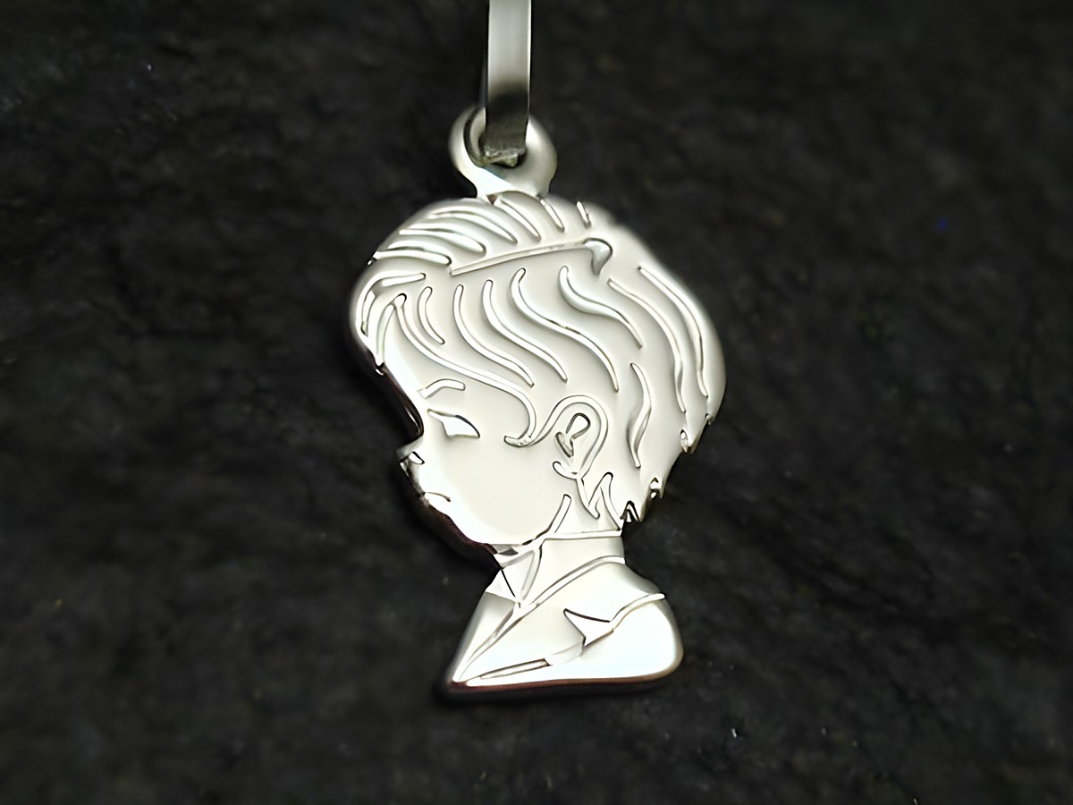 BOY Junge Kopf Sterling Silber Anhänger von Juwelier Harnisch für Kinder, zeigt eine detaillierte Seitenansicht eines Jungenkopfes mit erhobener Haarlinie und elegantem Finish.