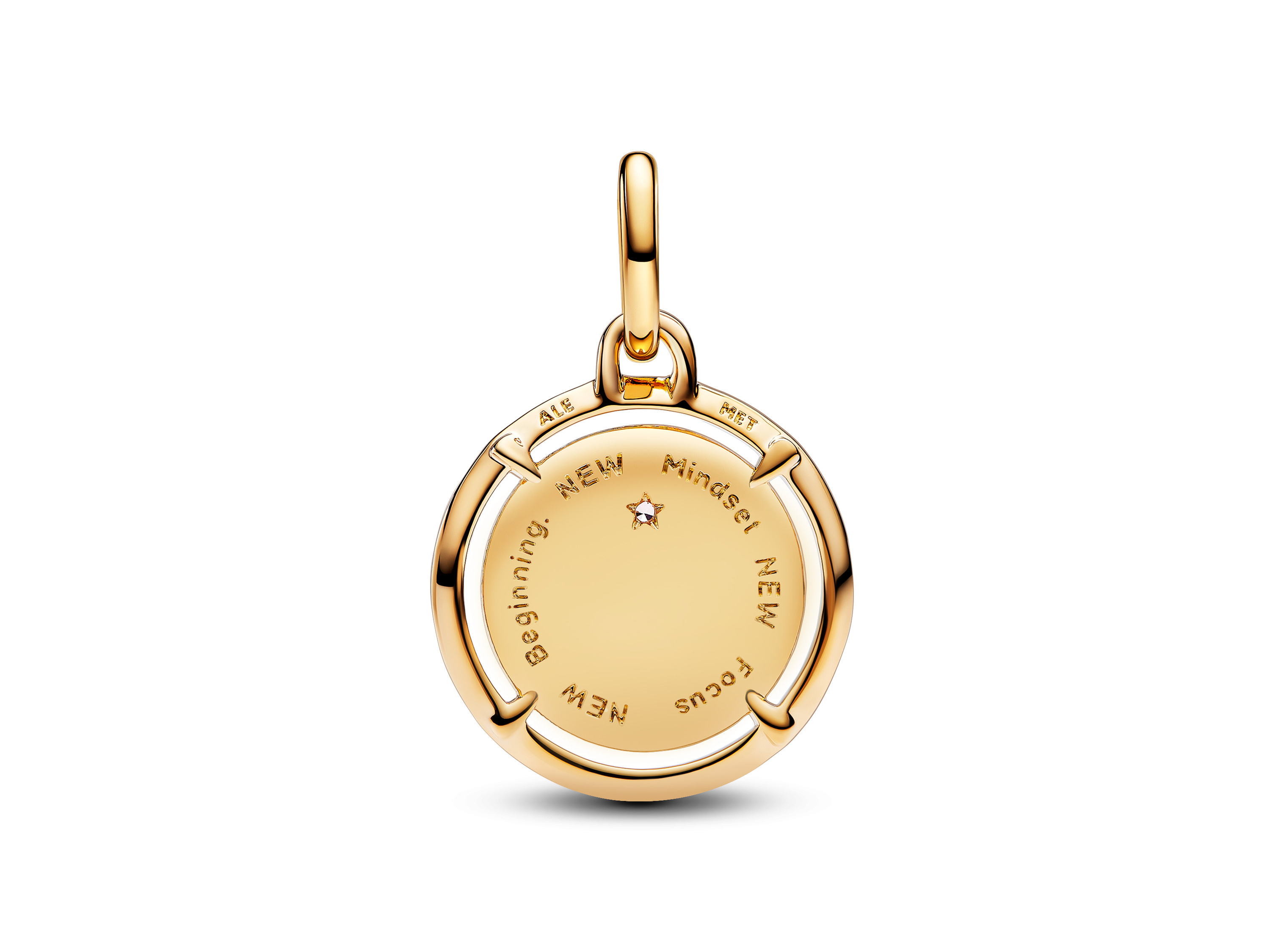 Der Pandora Me Skarabäus Käfer Charm in gelbgold vergoldet mit Zirkonia und Emaille zeigt einen eleganten Anhänger mit feinem Detail und einer glänzenden Oberfläche.