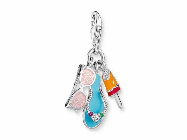 Charm-Anhänger von Thomas Sabo mit Silber, einem bunten Glas-Keramik Stein und Emaille, gestaltet als Sonnenbrille, Badelatsche und Eis, ideal für Strand- und Meer-Liebhaber.