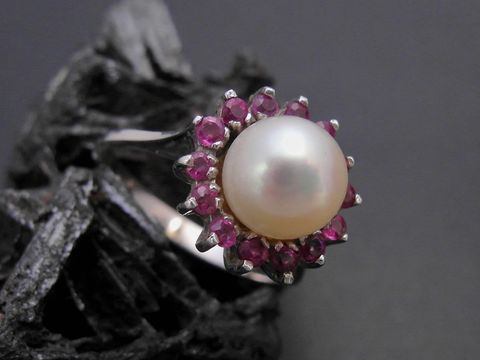 Weißgold Perlen Ring traumhaft Gr. 54 7,6 mm Zuchtperle umgeben von Rubinen Hersteller Juwelier Harnisch bis Gr. 54 17,5
