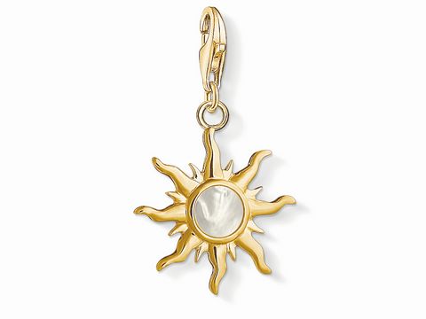 Charm-Anhänger von Thomas Sabo in Form einer Sonne, vergoldet mit einem glänzenden, runden Zentrum, ideal für die Schmuckkollektion Sonne, Mond und Sterne.