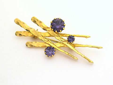 Strass Brosche in Gold und Lila, wunderschön und neu, mit gefassten lila Steinen, harmonisch angeordnet in einem eleganten Design, Hersteller Juwelier Harnisch.