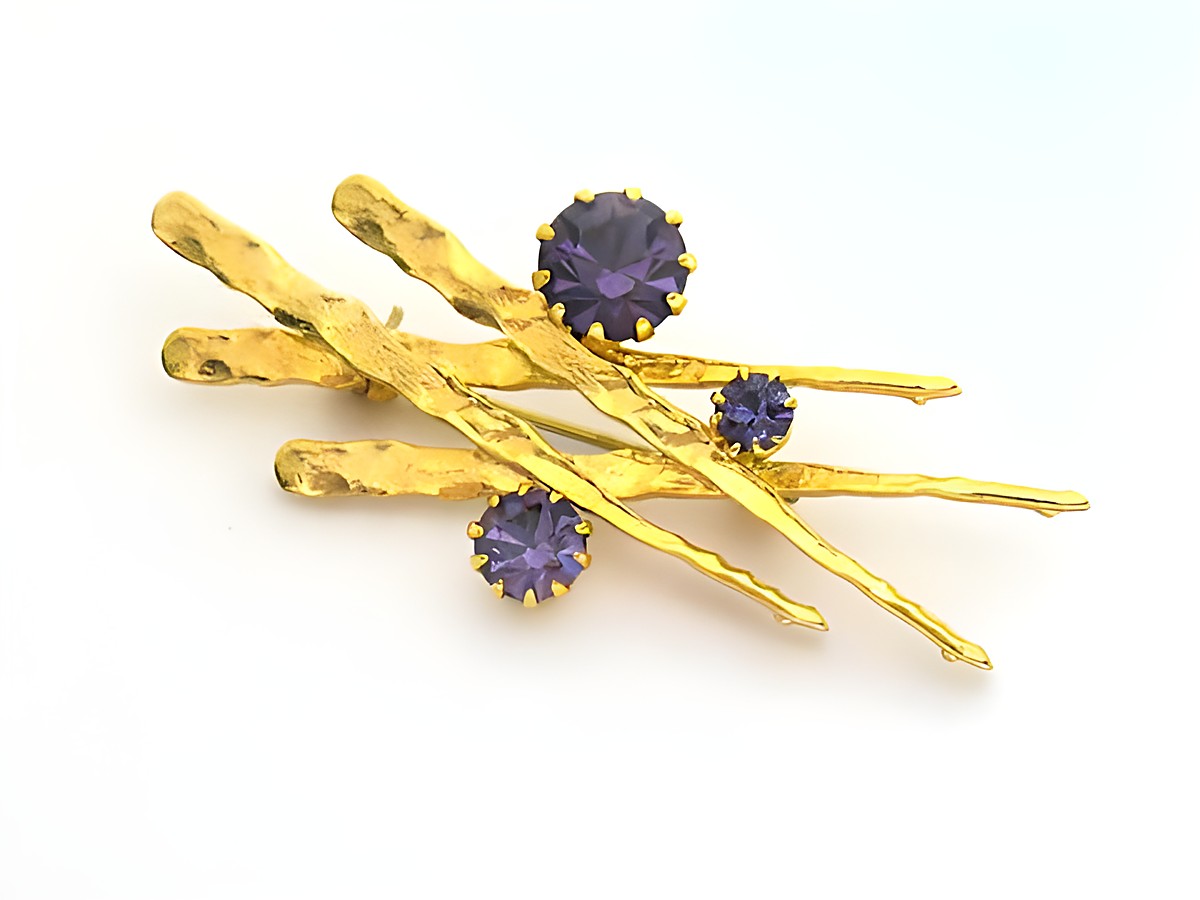 Strass Brosche in Gold und Lila, wunderschön und neu, mit gefassten lila Steinen, harmonisch angeordnet in einem eleganten Design, Hersteller Juwelier Harnisch.