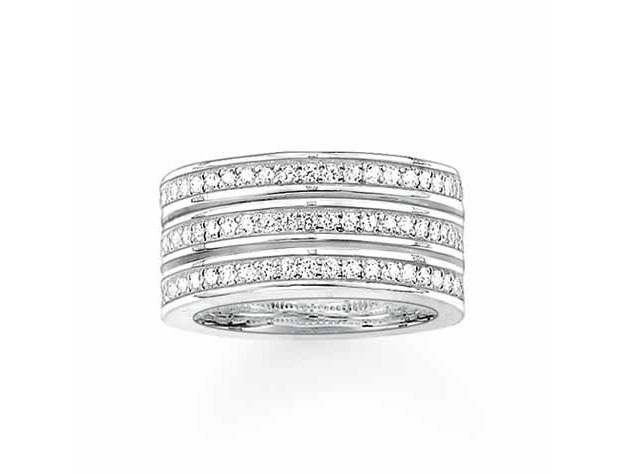 Thomas Sabo Ring TR1970-051-14-54 aus Silber mit Zirkonia in Größe 54, mehrfach gestreift und funkelt elegant durch die Zirkonia-Steine.