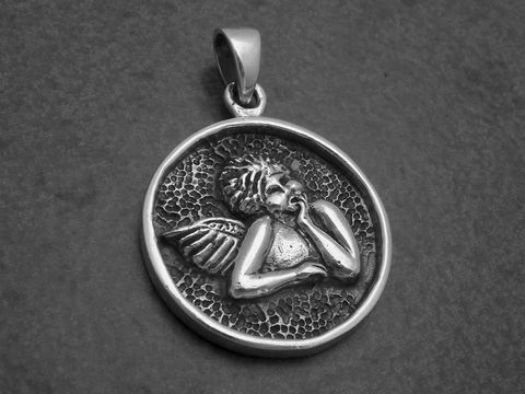 Ein runder Anhänger aus Sterling Silber mit einem fein detaillierten Engel. Der Engel hat Flügel und einen nachdenklichen Ausdruck, hergestellt vom Juwelier Harnisch. Schutzengel-Motiv.