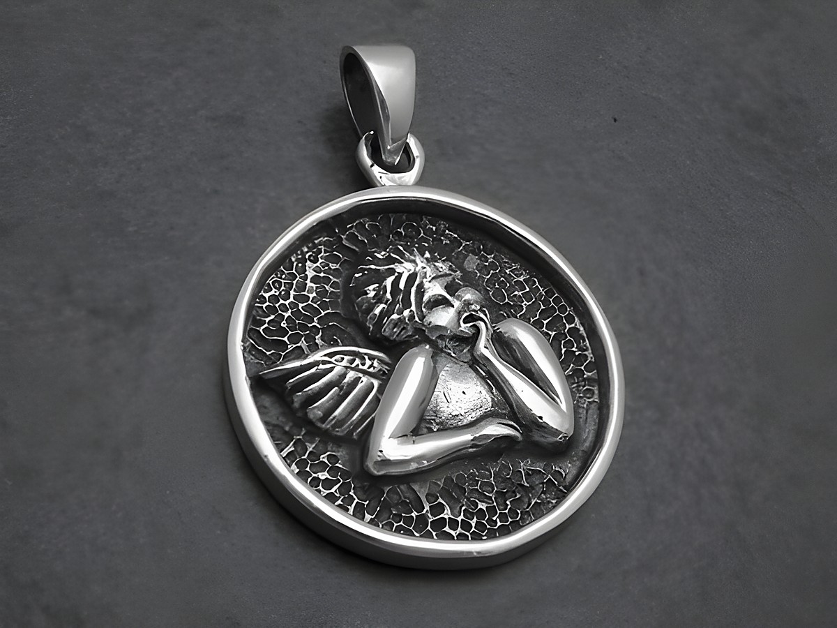 Ein runder Anhänger aus Sterling Silber mit einem fein detaillierten Engel. Der Engel hat Flügel und einen nachdenklichen Ausdruck, hergestellt vom Juwelier Harnisch. Schutzengel-Motiv.