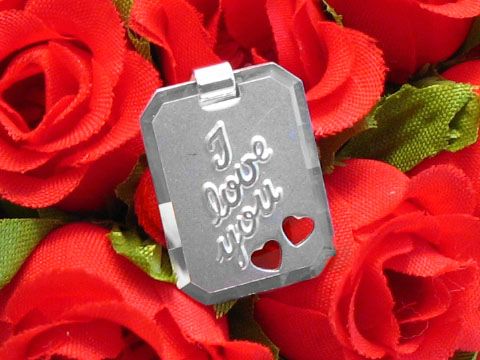 Gravurplatte rechteckige Sterling Silber DIAMANTSCHLIFF mit eingraviertem Text I love you und Herzen, umgeben von roten Rosen. Hersteller Juwelier Harnisch.