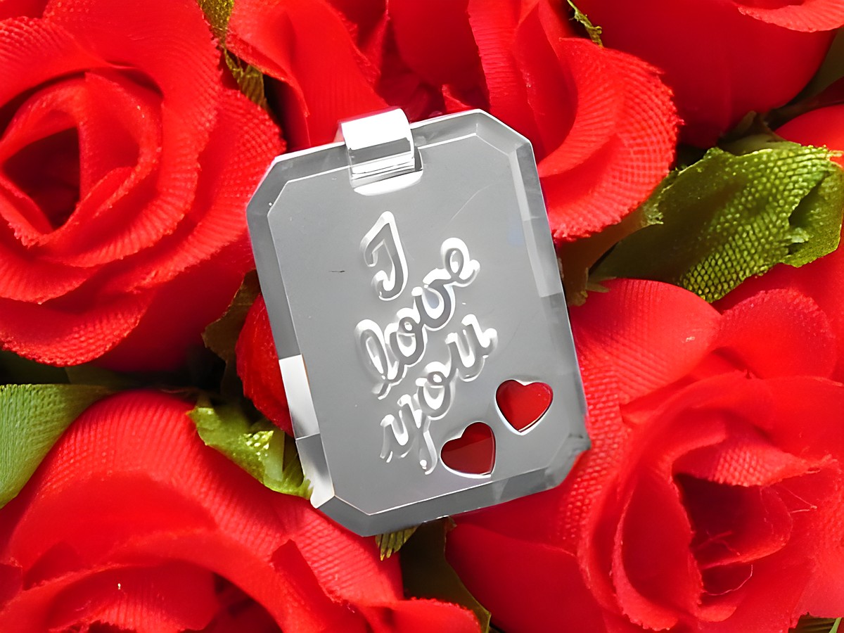 Gravurplatte rechteckige Sterling Silber DIAMANTSCHLIFF mit eingraviertem Text I love you und Herzen, umgeben von roten Rosen. Hersteller Juwelier Harnisch.