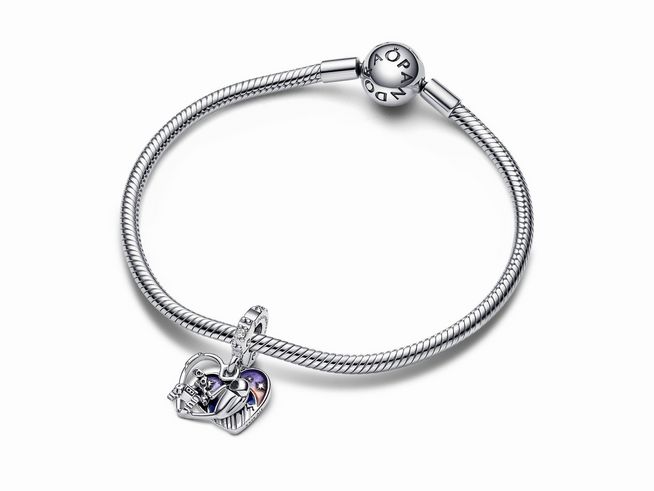 Pandora Disney Charm Anhänger 792518C01 zeigt Wall-E und Eve in einem Herzdesign, das im Dunkeln leuchtet, an einem eleganten Pandora Armband und verkörpert Romantik und Freundschaft.