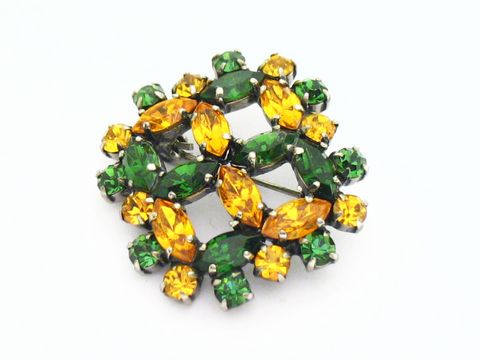 Strass Brosche in ovaler Form, farblich in Grün und Orange gestaltet, neu und gefasst, Hersteller Juwelier Harnisch, mit funkelnden Steinen für einen eleganten Look.
