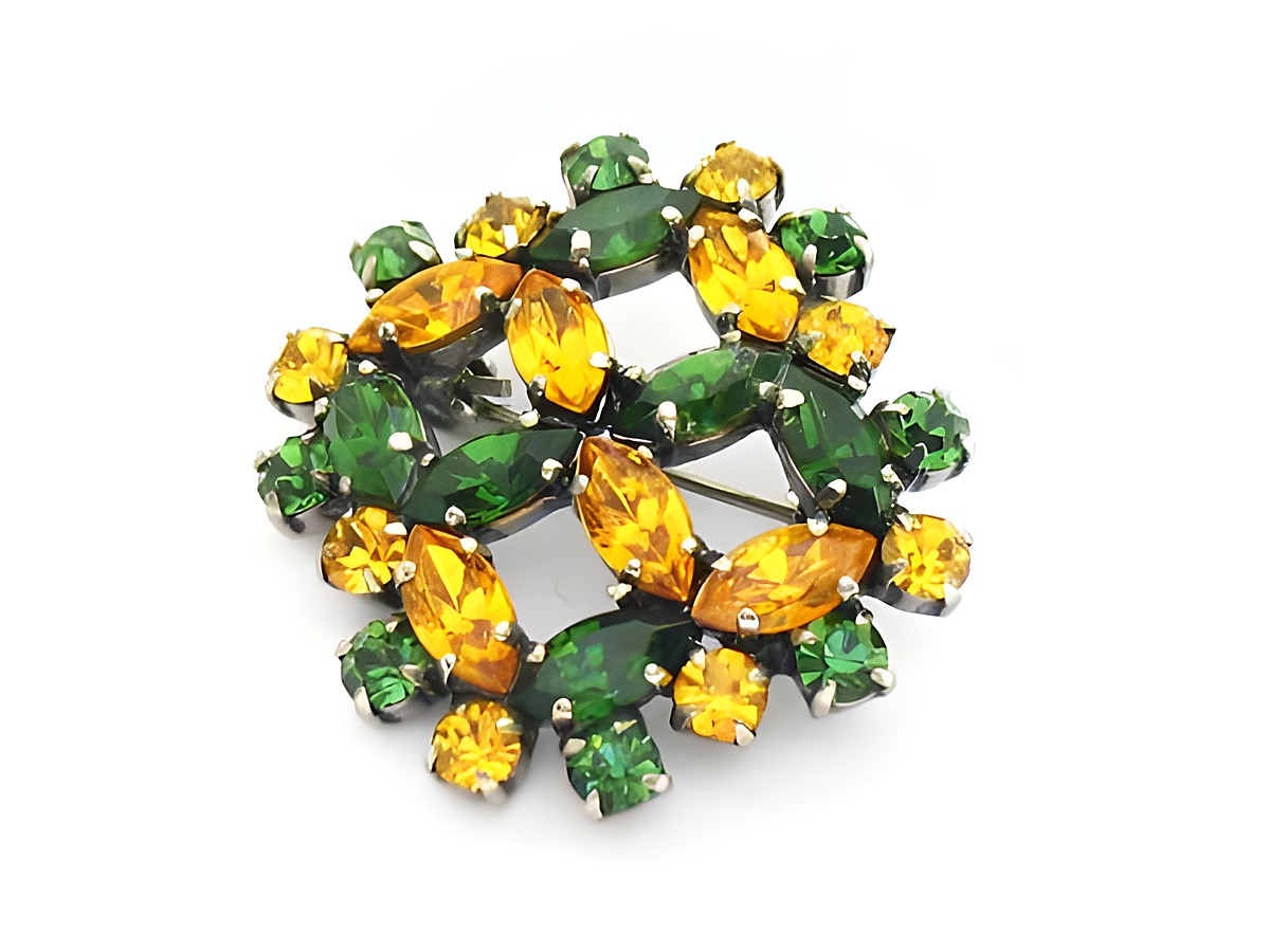 Strass Brosche in ovaler Form, farblich in Grün und Orange gestaltet, neu und gefasst, Hersteller Juwelier Harnisch, mit funkelnden Steinen für einen eleganten Look.