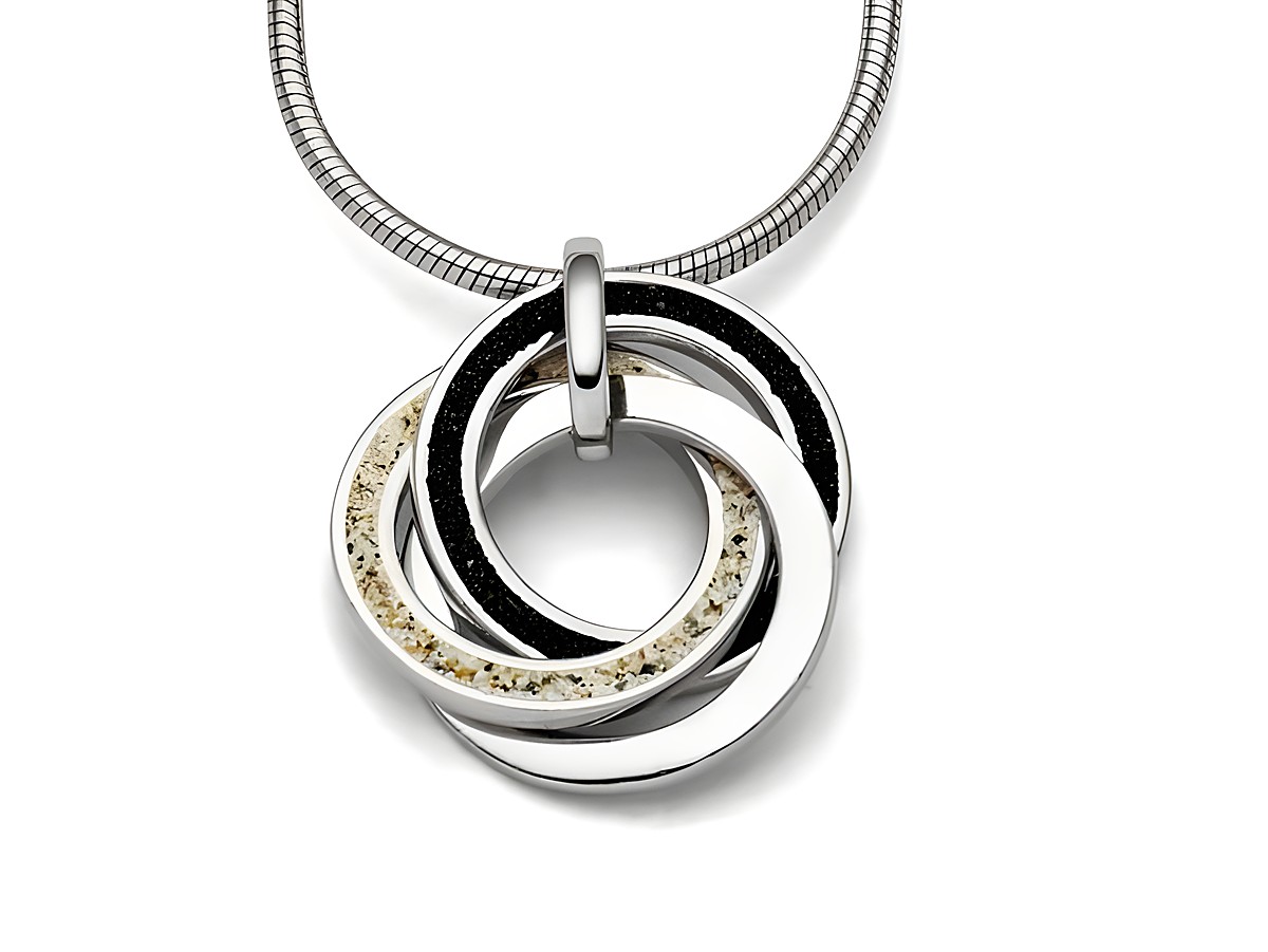 Sterling Silber Anhänger Marina 2.0 von DUR mit drei ineinander verschlungenen Ringen in Schwarz und Sandfarbe, kombiniert mit einem glänzenden Silberring, zur eleganten Schmuckgestaltung.