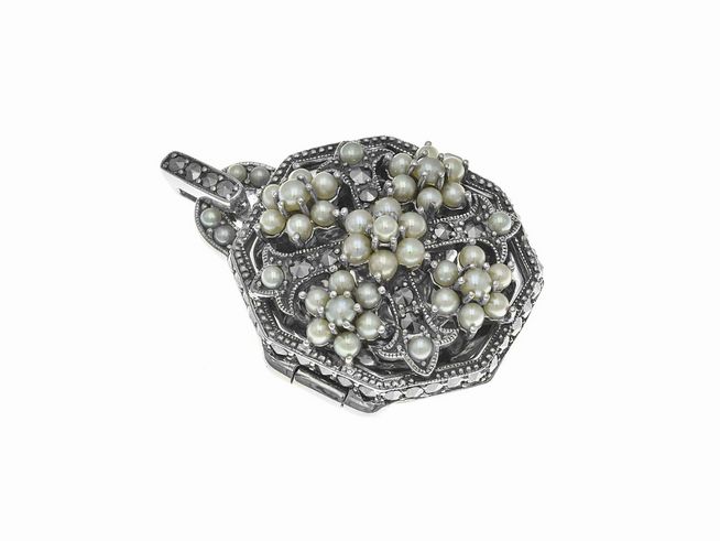 Nostalgisches Medaillon aus Sterling Silber mit Zuchtperlen und feinem Stein, Hersteller Juwelier Harnisch, florales Design, perfekt für Sammler und als edles Schmuckstück.