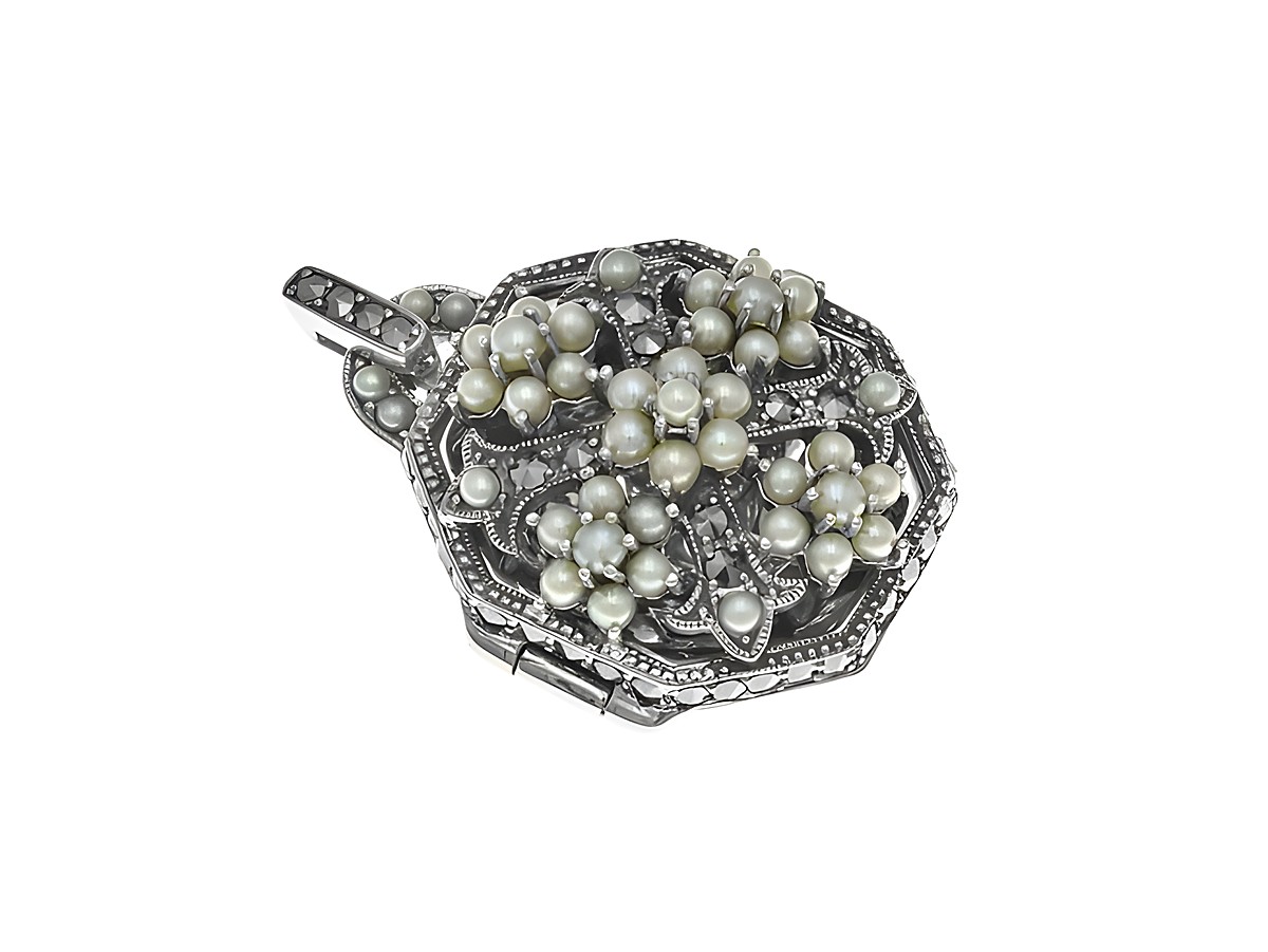 Nostalgisches Medaillon aus Sterling Silber mit Zuchtperlen und feinem Stein, Hersteller Juwelier Harnisch, florales Design, perfekt für Sammler und als edles Schmuckstück.