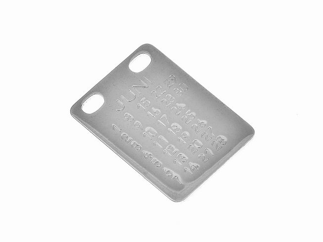 Juni Sternzeichen Monats-Gravurplatte von Juwelier Harnisch, aus Edelstahl, rechteckige Form mit zwei Löchern, gravierte Symbole und Zahlen für den Monat Juni.