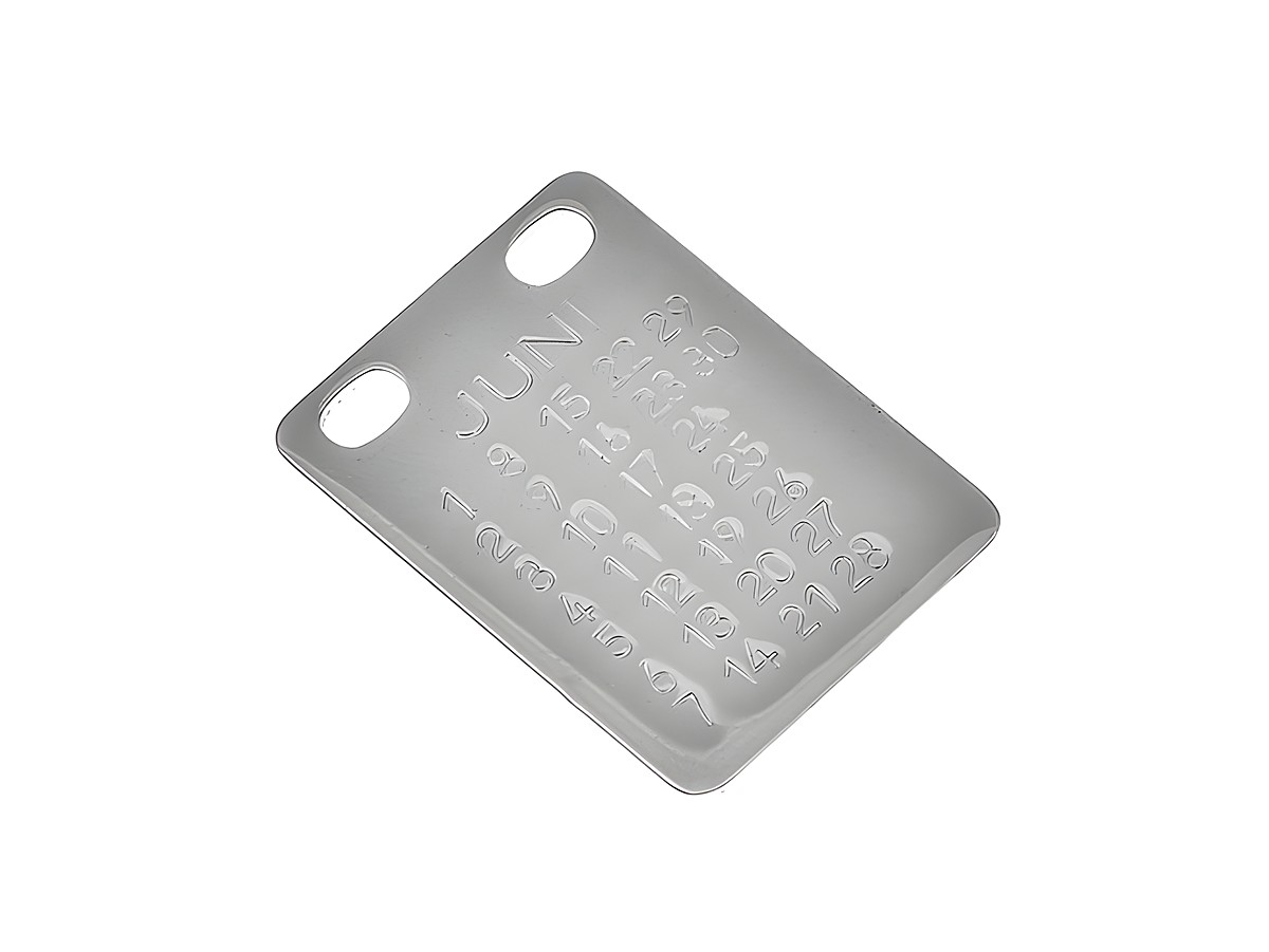 Juni Sternzeichen Monats-Gravurplatte von Juwelier Harnisch, aus Edelstahl, rechteckige Form mit zwei Löchern, gravierte Symbole und Zahlen für den Monat Juni.