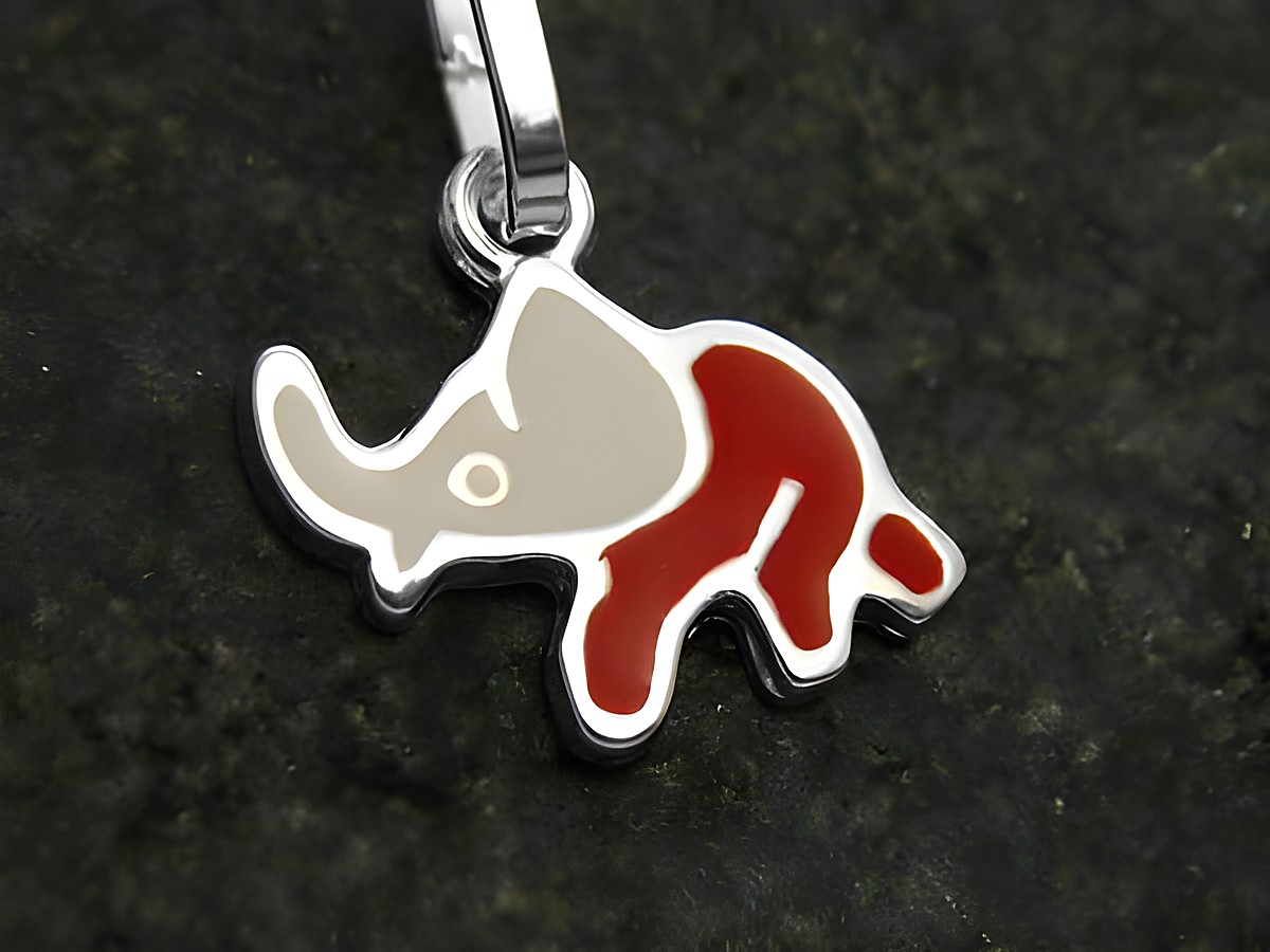 Emaillierter Sterling Silber Anhänger in Form eines Elefanten, hergestellt von Juwelier Harnisch, ideal als Schmuck für Kinder. Modernes Design mit farbigen Akzenten.