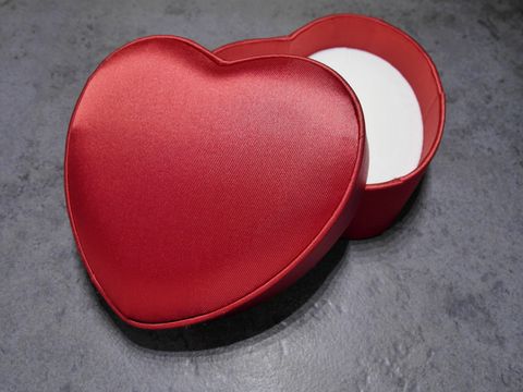 Geschenkschachtel in Herzform mit rotem Stoffbezug und weißem Innenleben, Maße 87 x 72 x 30 mm, Hersteller Juwelier Harnisch, ideal für Geschenke.