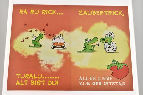 Eine fröhliche Geburtstagskarte mit einem kleinen Krokodil, das eine Geburtstagstorte und einen Zaubertrick präsentiert. Der Text gratuliert zum Geburtstag und vermittelt gute Wünsche.