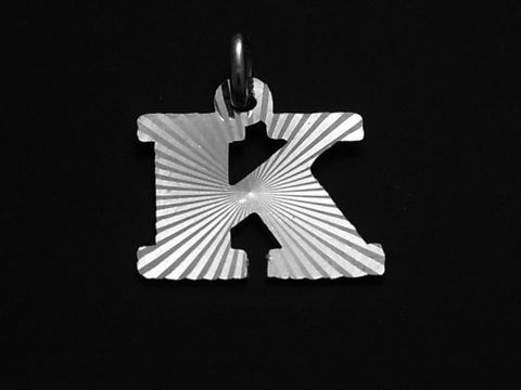 Sterling Silber Buchstaben Initialen Diamantschliff Buchstabe K vom Hersteller Juwelier Harnisch. Der Anhänger hat ein modernes Design mit strahlenden Linien.
