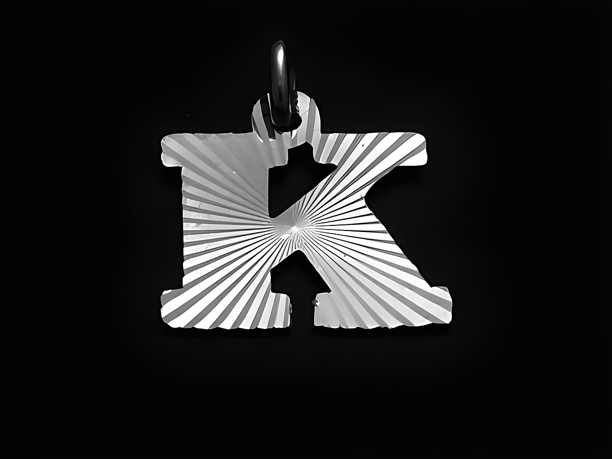 Sterling Silber Buchstaben Initialen Diamantschliff Buchstabe K vom Hersteller Juwelier Harnisch. Der Anhänger hat ein modernes Design mit strahlenden Linien.