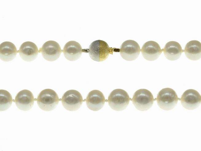 Perlenkette aus Süßwasser-Zuchtperlen 10,5-11 mm in Weiß, 44 cm lang, mit Bicolor 585 Verschluss, hergestellt von Juwelier Harnisch, klassischer Stil.